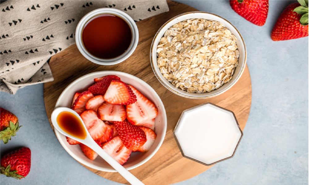 Dâu tây dầm trộn sữa mẹ kèm yến mạch cho bé ăn dặm