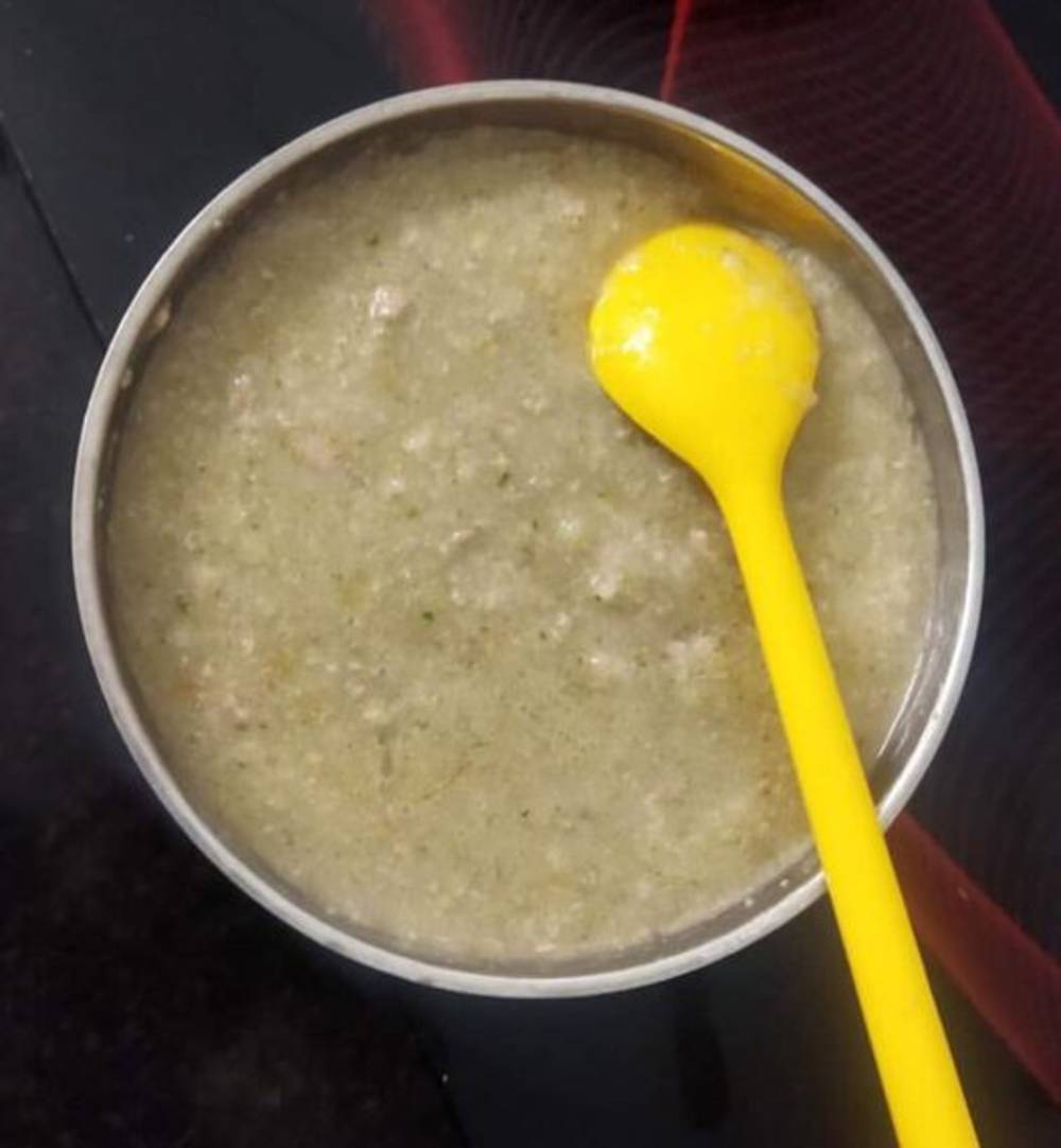 Hoàn thành món cháo lươn đậu xanh cho trẻ ăn dặm