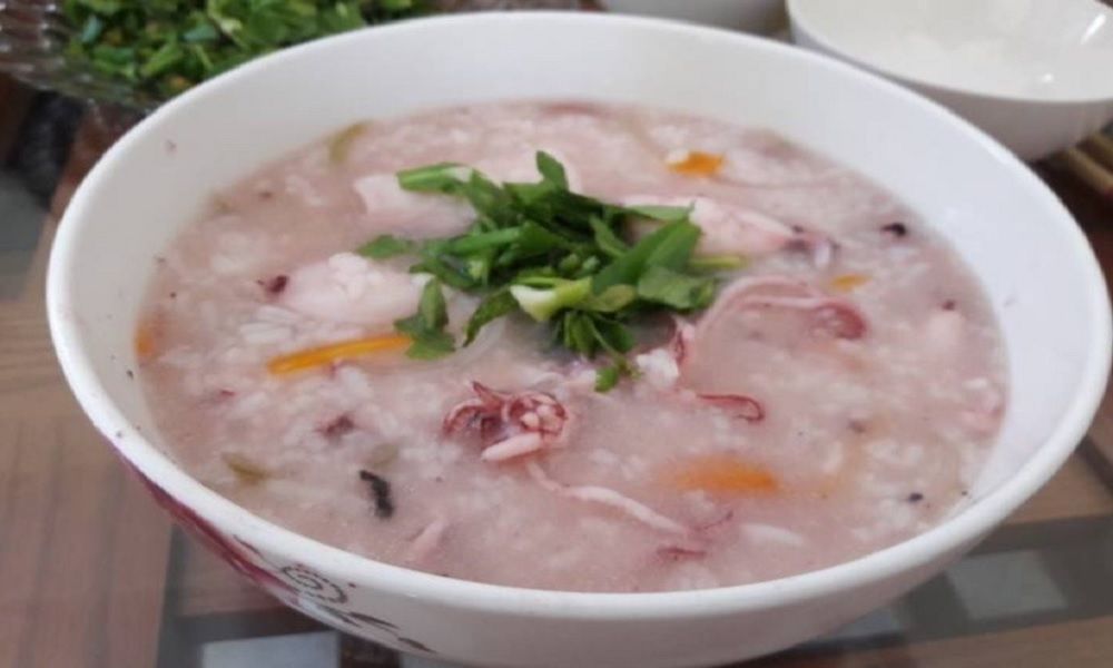Món cháo mực đơn giản cho bé ăn dặm