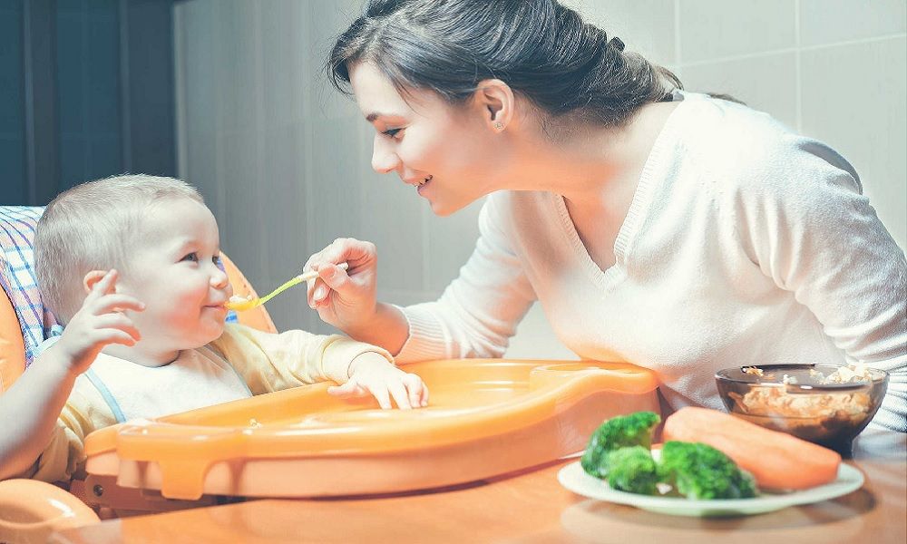Nên cho bé 6 tháng ăn dặm mấy bữa 1 ngày?