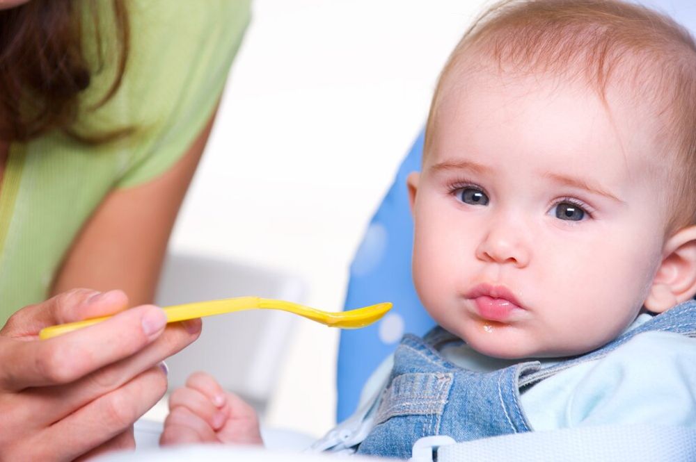Những lưu ý quan trọng khi cho bé tập ăn dặm