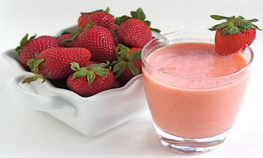 Sinh tố dâu tây đơn giản cho bé ăn dặm