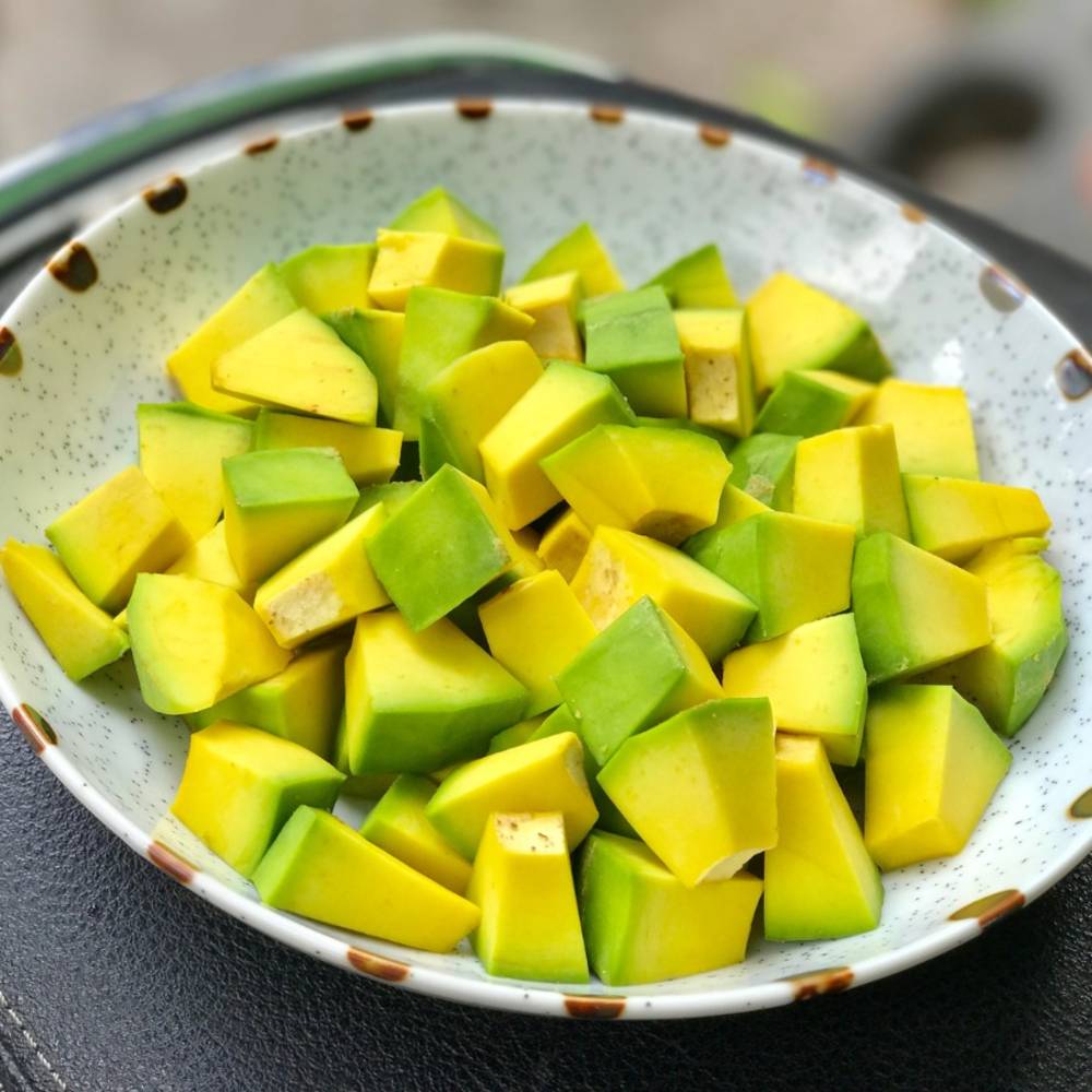 Sơ chế bơ cho món salad trái cây