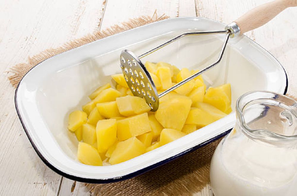 Sơ chế khoai tây làm món khoai tây nghiền sữa chiên