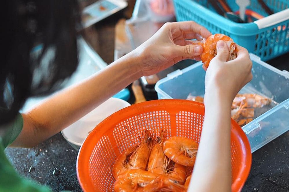 Sơ chế tôm nấu cháo nấm cho trẻ ăn dặm