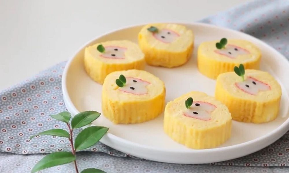 Trứng cuộn thanh cua cho bé ăn dặm
