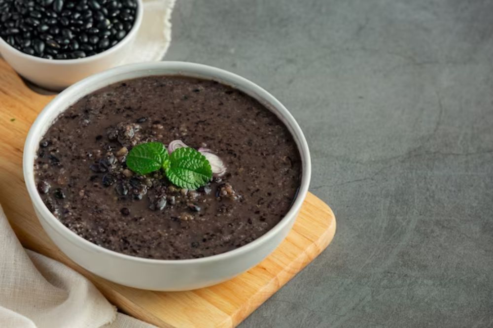 Cháo gà đỗ đen cho bé ăn dặm