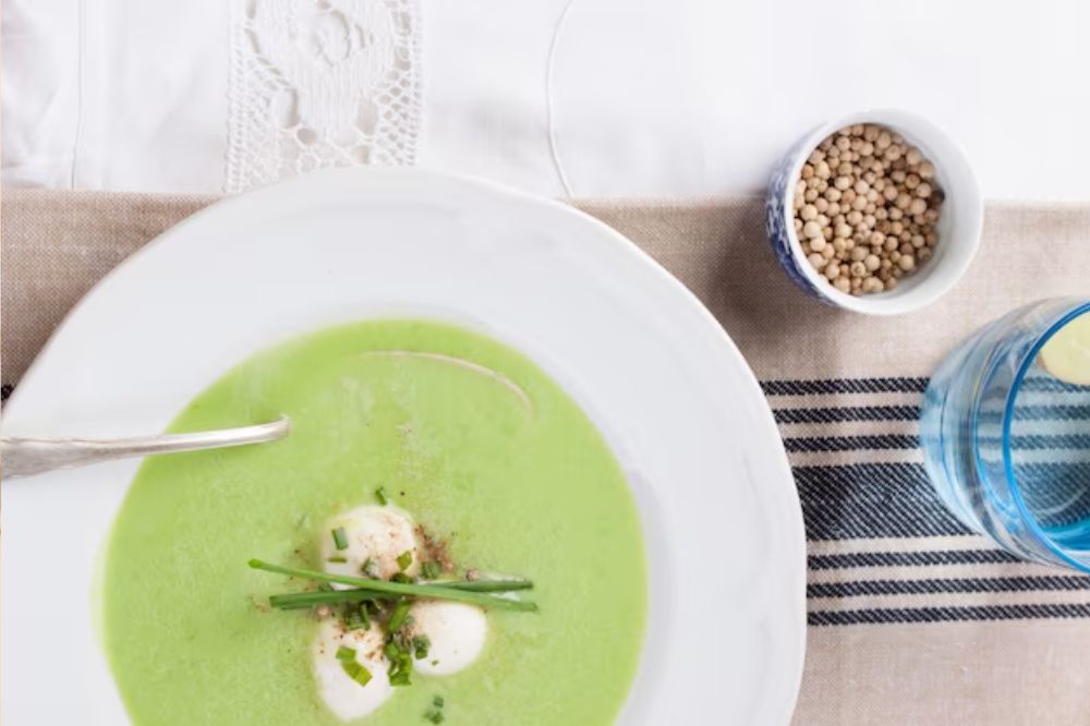 Cháo gà lúa mạch và rau bina cho bé