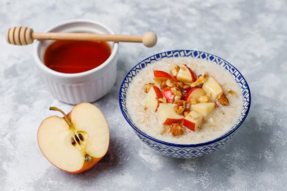 Cháo yến mạch táo cho bé ăn dặm