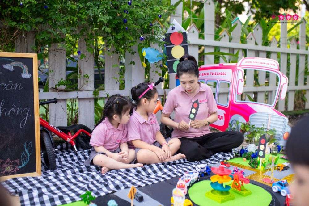 Cho bé làm quen sớm với cô giáo chủ nhiệm