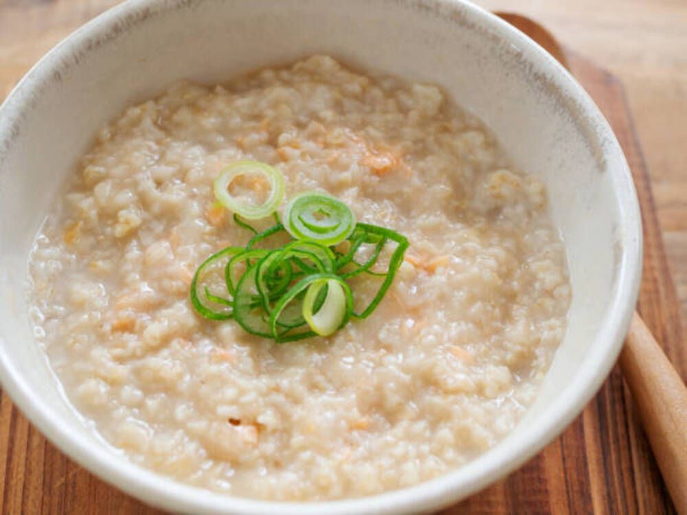 Kết hợp đậu xanh, hạt sen nấu cháo cá hồi cho bé ăn dặm