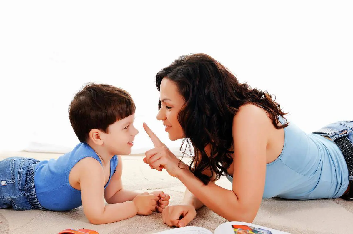 Hãy dành thời gian trò chuyện, tâm sự với con về trường lớp để bé hứng thú hơn với môi trường mới