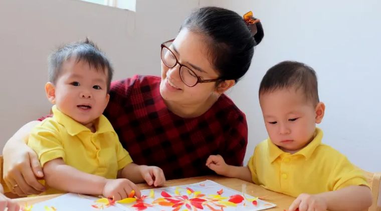 Các phụ huynh hãy cho trẻ đi học sớm (từ 16-34 tháng) để trở dễ làm quen và hòa nhập với môi trường mới