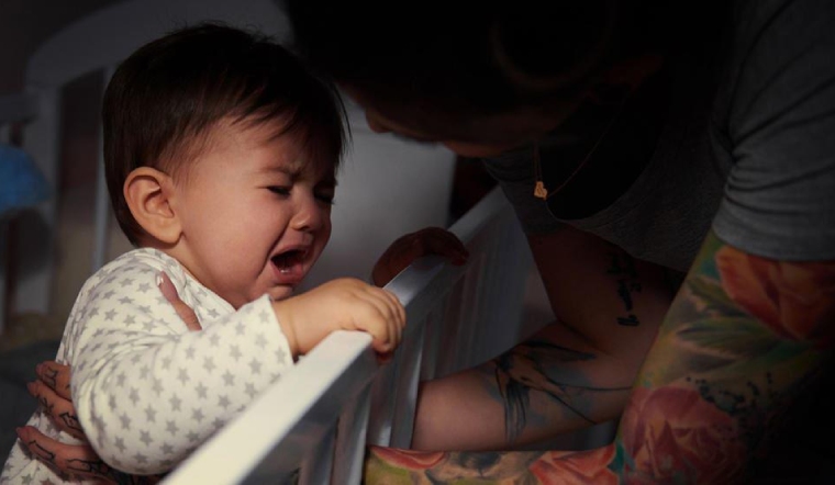 Trẻ đi học về khóc đêm do nhiều yếu tố như tâm lý lo sợ khi lần đầu tới lớp hoặc không gian phòng ngủ không đảm bảo