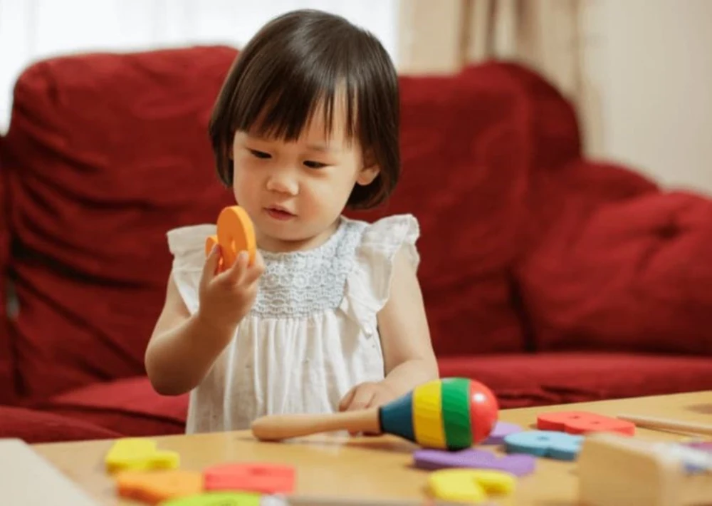 Khuyến khích con tham gia các hoạt động khám phá phù hợp giúp bé tự tin và độc lập hơnv