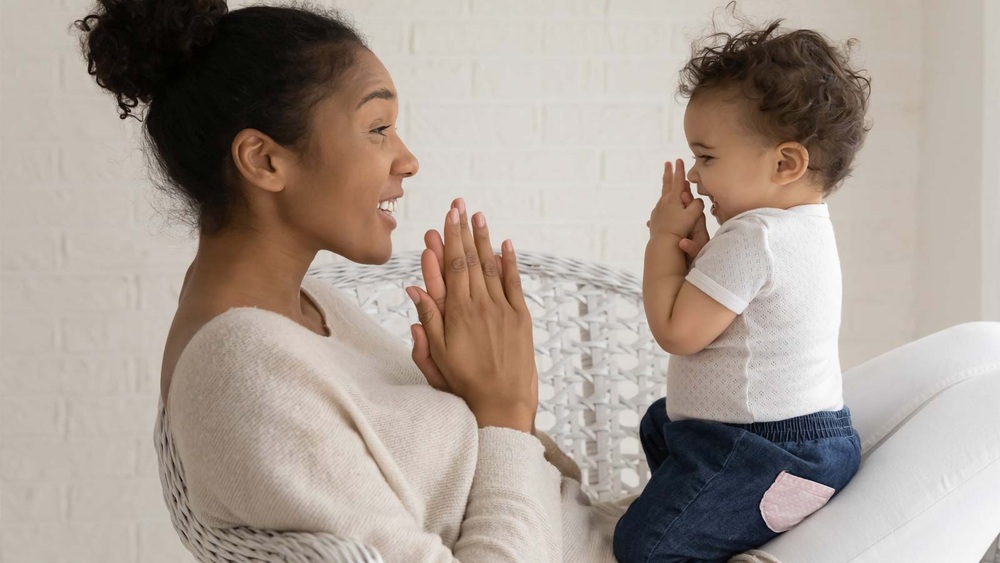 Trẻ 1 tuổi thông minh thể hiện qua nhiều khía cạnh phát triển.