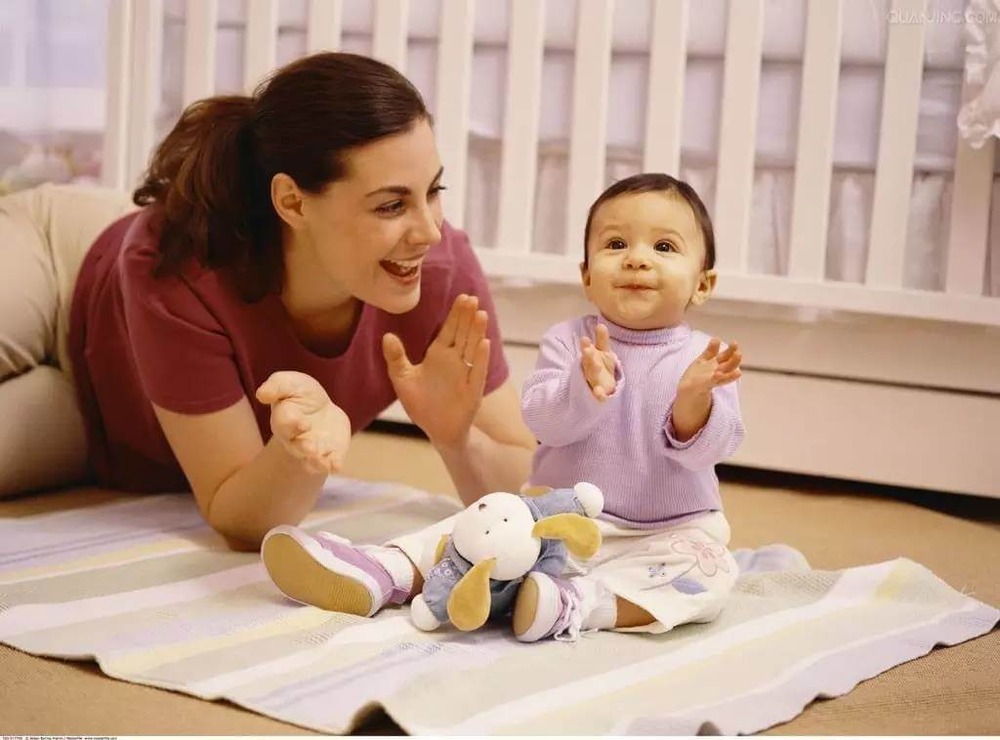 Phát triển ngôn ngữ sớm là một trong những dấu hiệu quan trọng của trẻ 1 tuổi thông minh.