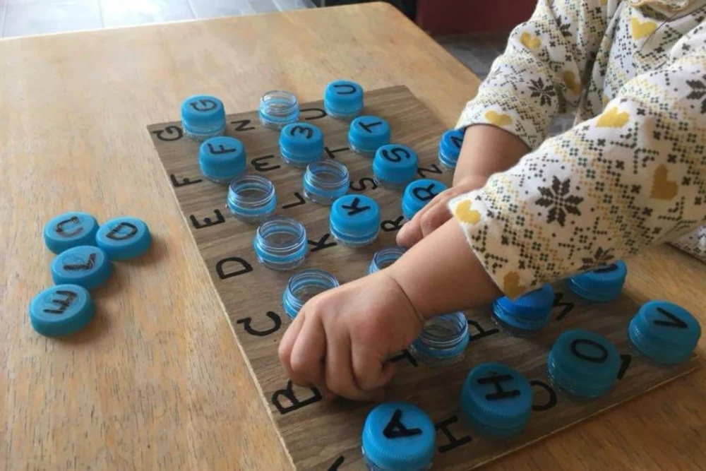 Bảng chữ cái tái chế giúp bé học và ghi nhớ các chữ cái một cách tự nhiên và hiệu quả