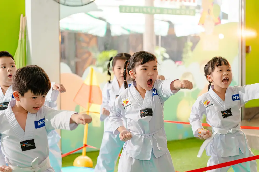 Các phụ huynh nên khuyến khích con chơi các môn thể thao hoặc học taekwondo để có thể lực tốt, hạn chế bị bắt nạt khi đi học