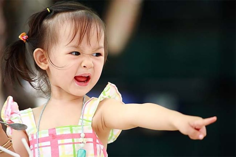 Hành vi chống đối ở trẻ 1 tuổi là dấu hiệu của sự phát triển tính tự lập, cha mẹ cần ứng phó kiên nhẫn và thấu hiểu. (Ảnh: sưu tầm internet).