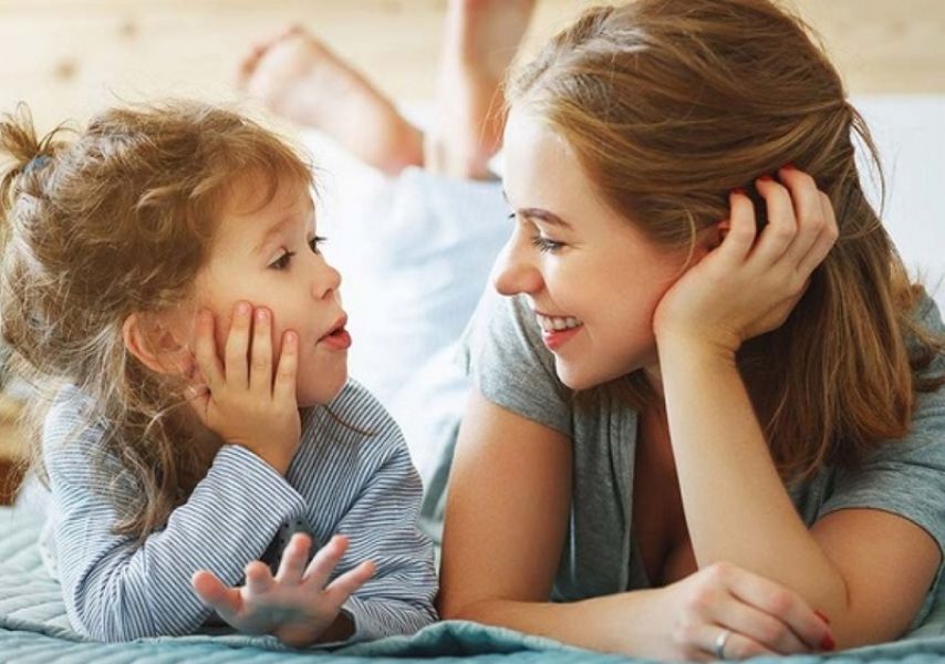 Tạo sự an toàn và lòng tin cho trẻ 1 tuổi là vô cùng quan trọng (Ảnh: sưu tầm internet).