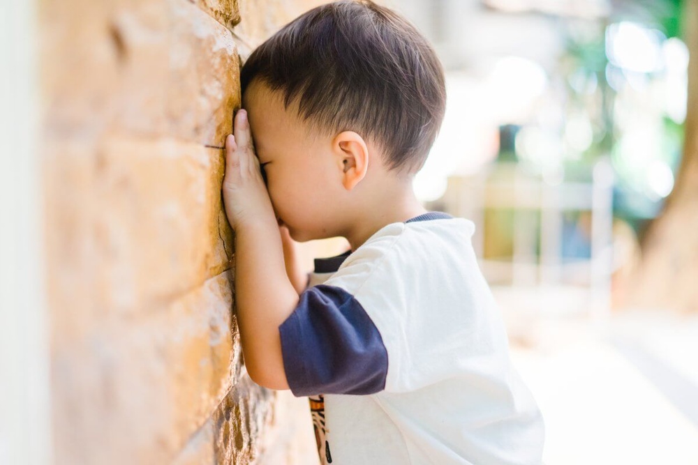 Trẻ nhút nhát, khó hòa nhập