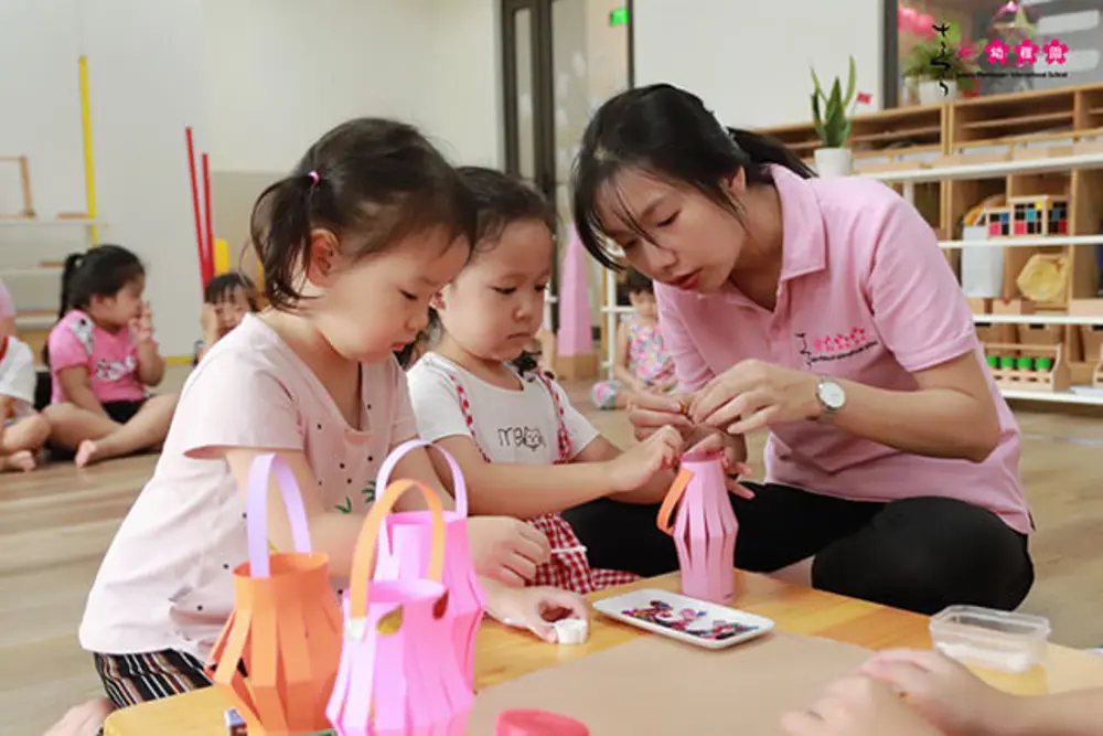 Sakura Schools - mang đến cho trẻ môi trường chăm sóc giàu tình yêu thương, tôn trọng và thấu hiểu để trẻ tự tin, dễ kết thân với nhiều bạn trong lớp 