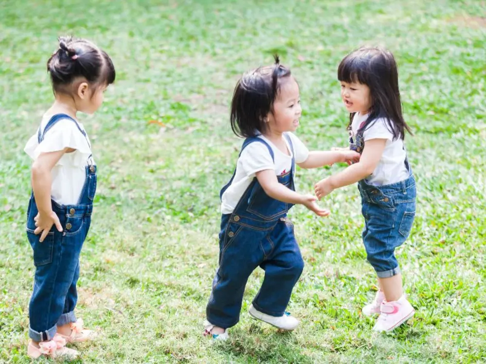 Có nhiều nguyên nhân khiến trẻ đi học không chơi với bạn, phụ huynh cần hiểu rõ để đồng hành cùng con và giúp bé phát triển tốt kỹ năng giao tiếp xã hội