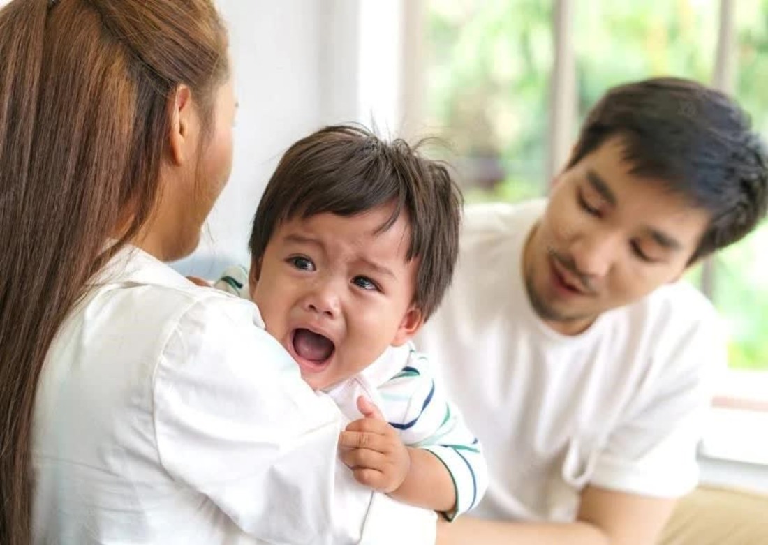 Bé la hét khi đói bụng, mẹ hãy cho bé bú ngay nhé.