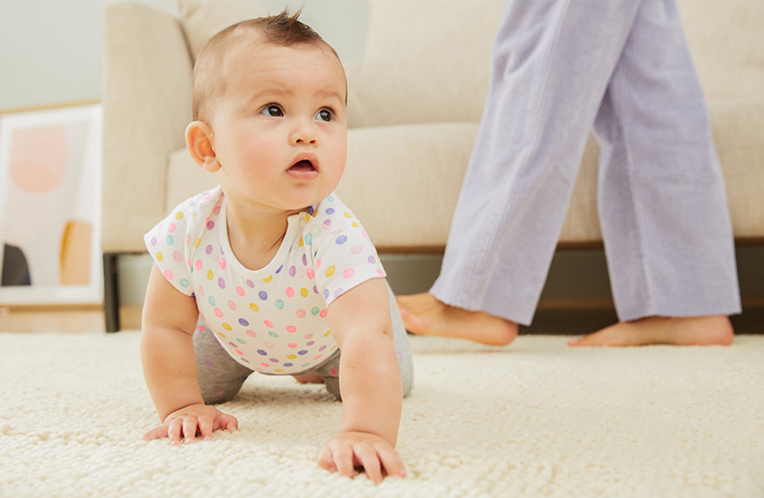 Bé đang tập bò và đầy phấn khích