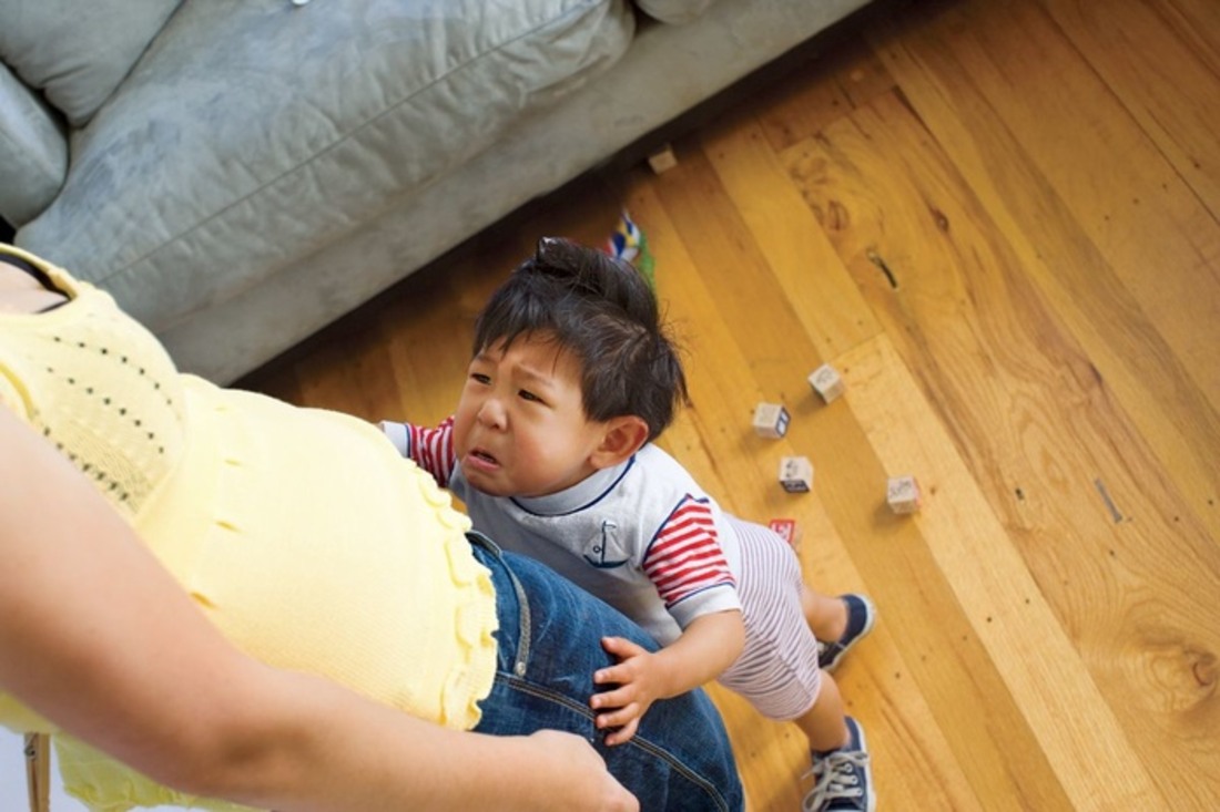 Bé la hét có thể là muốn mẹ ôm ấp và yêu thương.