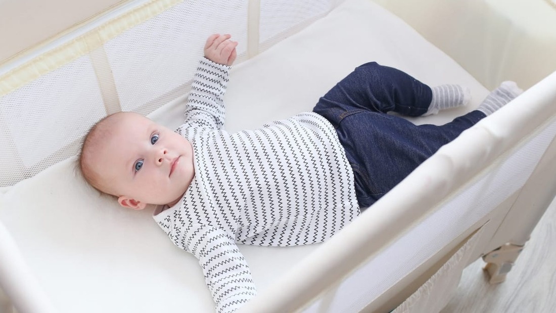 Đung đưa nhẹ nhàng giúp bé dễ đi vào giấc ngủ sâu.