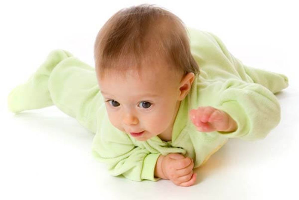 Bé yêu đang thể hiện sự sẵn sàng và háo hức cho hành trình tập bò đầy thú vị (Ảnh sưu tầm internet)