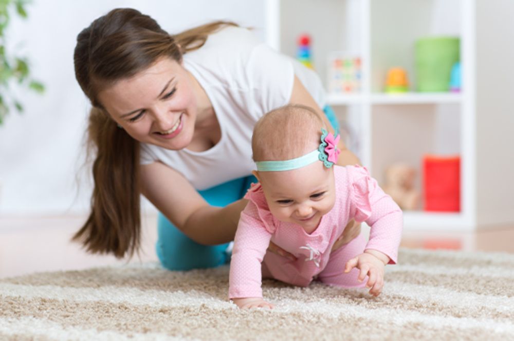 Sự kiên nhẫn và yêu thương của cha mẹ là chìa khóa giúp bé tự tin chinh phục kỹ năng bò (Ảnh sưu tầm internet).