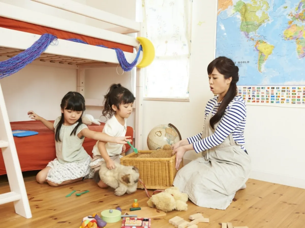 Thiết lập giới hạn rõ ràng, nhất quán qua lời nói và hành động giúp trẻ 2 tuổi cảm thấy an toàn và học cách tự điều chỉnh.