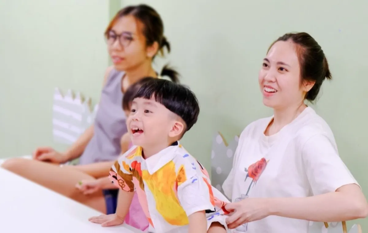 Tạo không gian yên tĩnh để bé tập trung lắng nghe và học nói