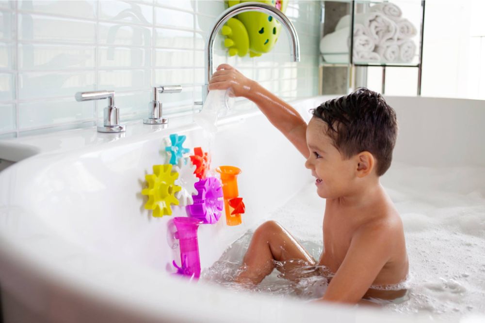 Đồ chơi nhà tắm – biến giờ tắm thành trò chơi thú vị cho bé (Ảnh: sưu tầm internet).