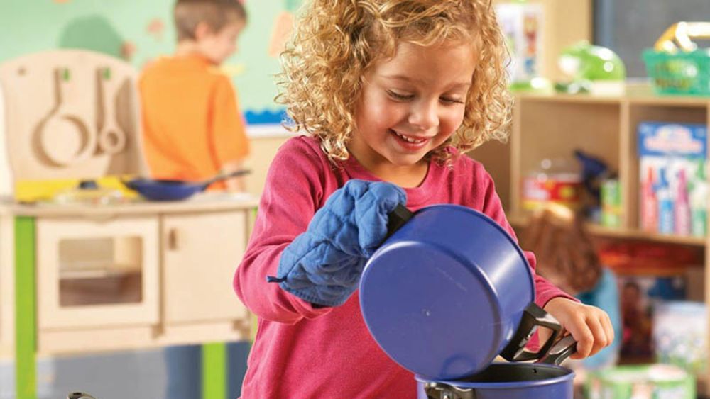 Đồ chơi đóng vai, giúp bé làm quen với thế giới xung quanh