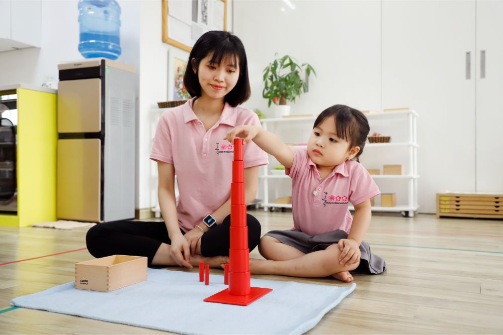 Bộ xếp chồng – món đồ chơi đơn giản mà hiệu quả, giúp bé phát triển tư duy và kỹ năng vận động (Ảnh: sưu tầm internet).