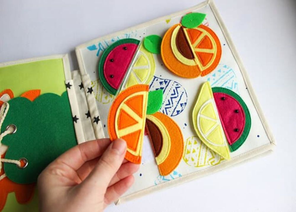 Sách vải tương tác – món đồ chơi giáo dục sớm tuyệt vời, giúp bé phát triển đa giác quan và kỹ năng vận động (Ảnh: sưu tầm internet).