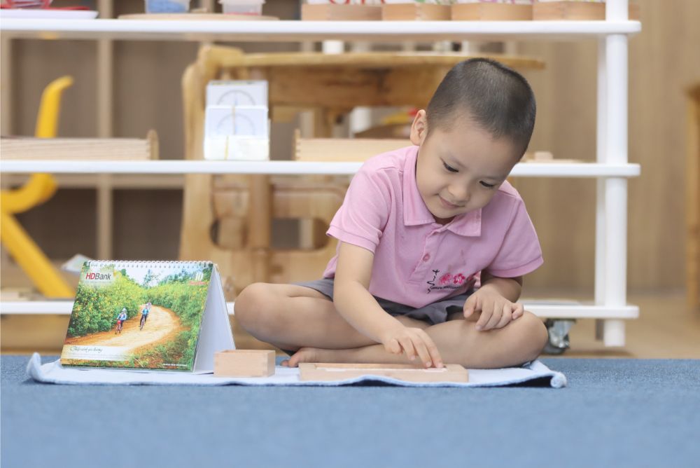 Đồ chơi xếp hình giúp bé phát triển tư duy và sáng tạo (Ảnh: sưu tầm internet).