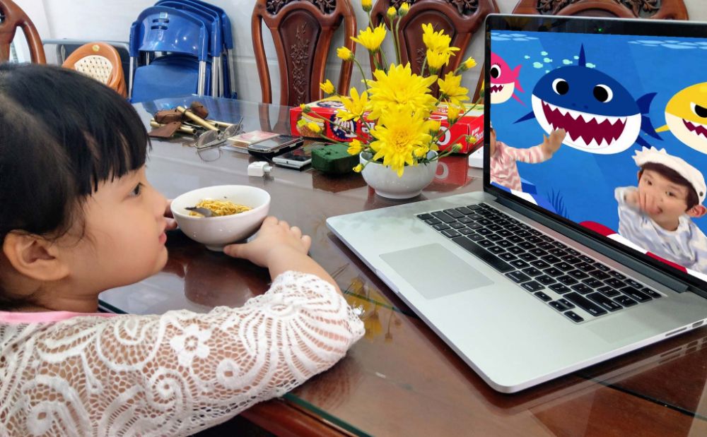 Bố mẹ nên đồng hành cùng con khi xem YouTube để đảm bảo an toàn và tối ưu hóa lợi ích