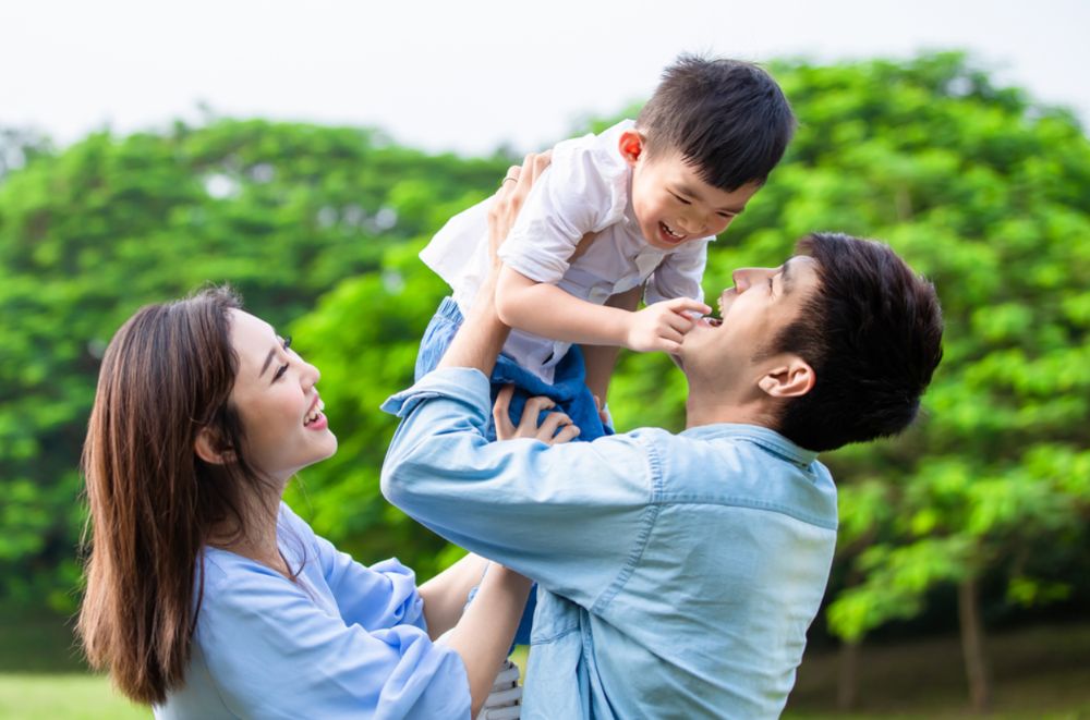 Tương tác tích cực giữa cha mẹ và con là yếu tố quan trọng giúp kích thích trí thông minh của trẻ