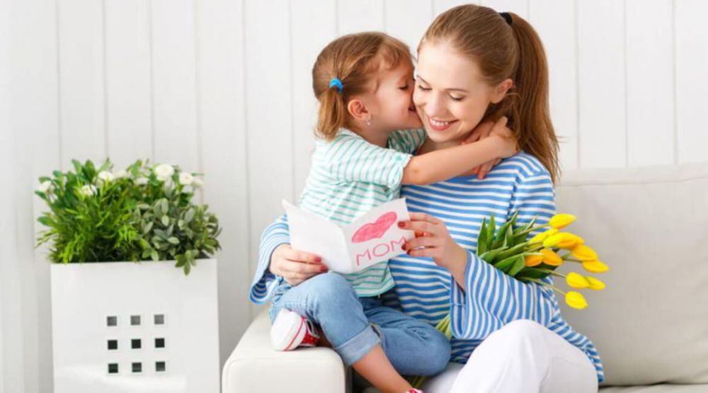 Mẹ âu yếm chơi cùng con - tạo môi trường an toàn và yêu thương cho trẻ