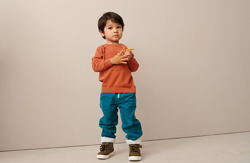 Biến việc mặc đồ thành trò chơi giúp bé hào hứng và hợp tác hơn (Ảnh: sưu tầm internet).