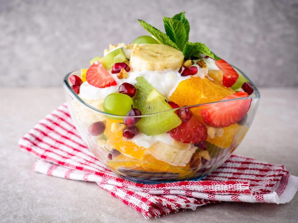 Đĩa ăn vặt hấp dẫn với trái cây tươi nhiều màu sắc và sữa chua cho bé