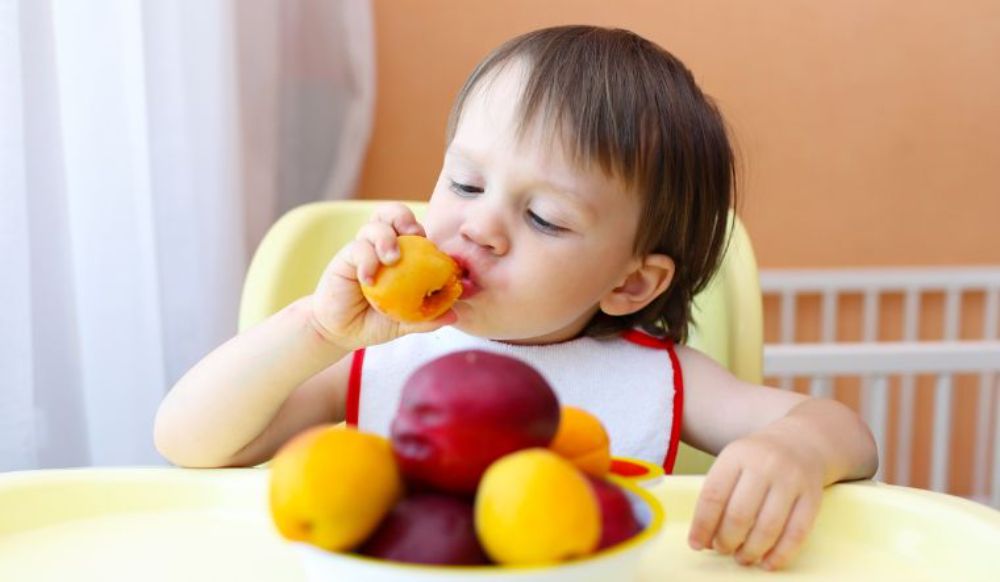 Bé ăn hoa quả thay cho bim bim