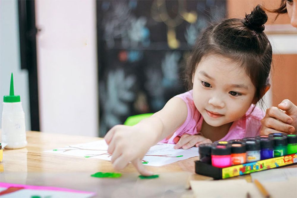 Các loại đồ chơi giáo dục phù hợp cho bé 2 tuổi như khối gỗ, sách vải, bộ xếp hình đơn giản