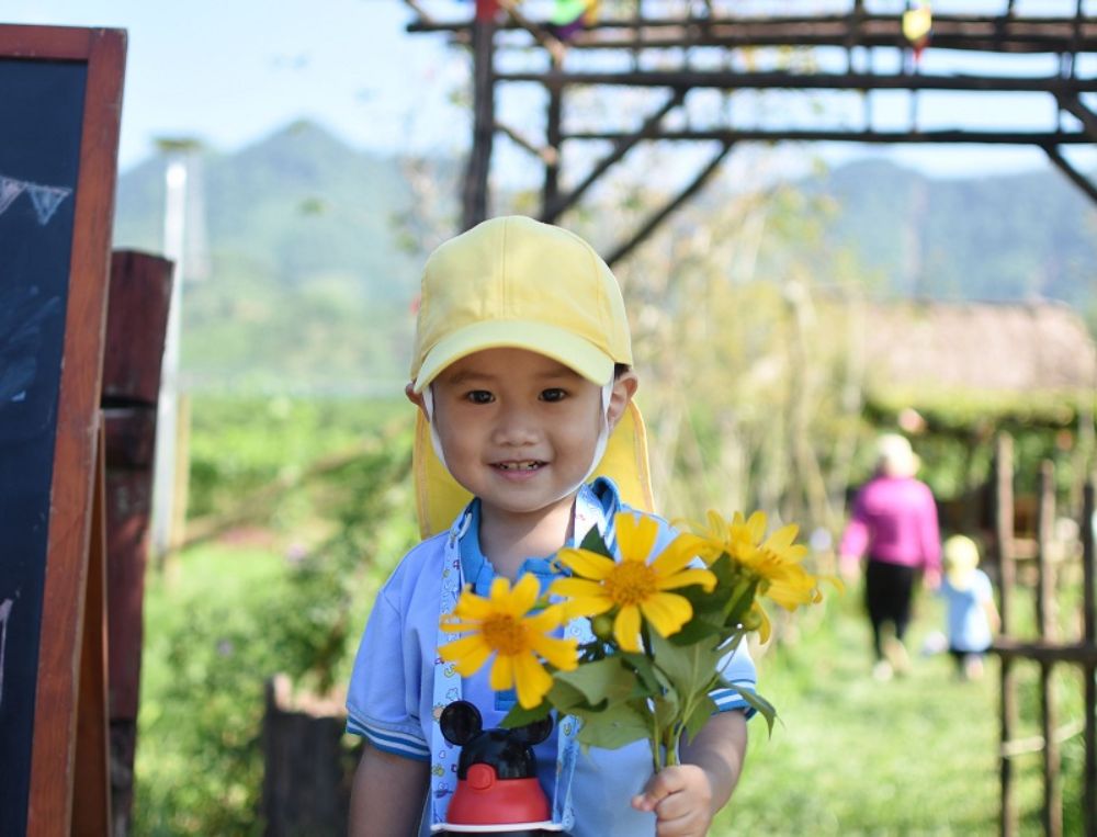 Bé khám phá màu sắc từ thiên nhiên