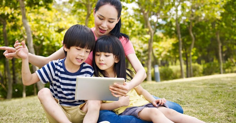 Cân bằng thời gian màn hình và các hoạt động thực tế là chìa khóa cho sự phát triển khỏe mạnh của trẻ (Ảnh: sưu tầm internet).